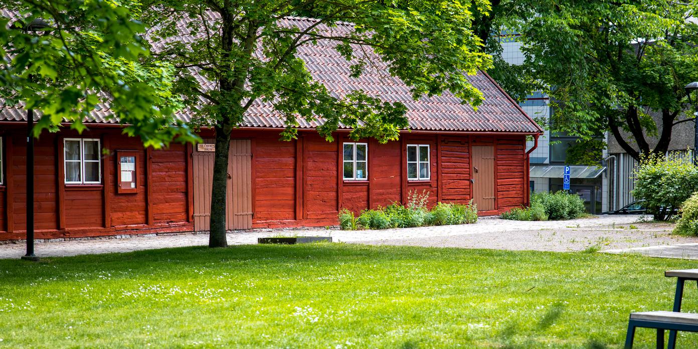 rött äldre hus