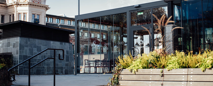 bild på Skövde kulturhus på sommaren