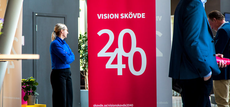 En flagga som står Vision Skövde 2040 på 