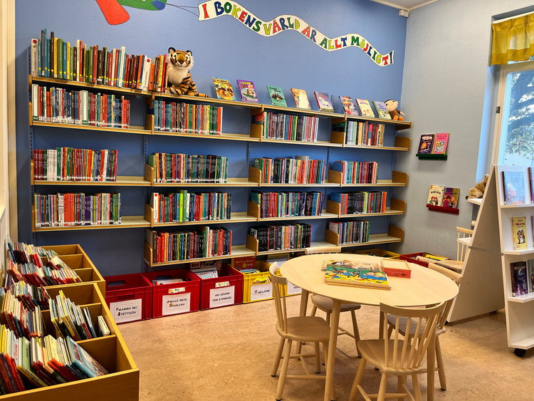 böcker i barnavdelningen på biblioteket