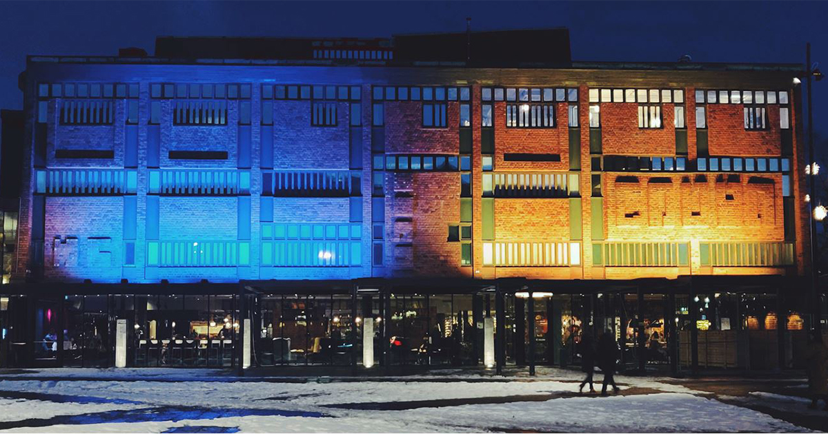 Kulturhuset i blågult ljus
