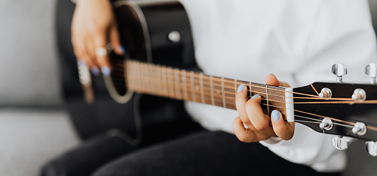 person som spelar gitarr