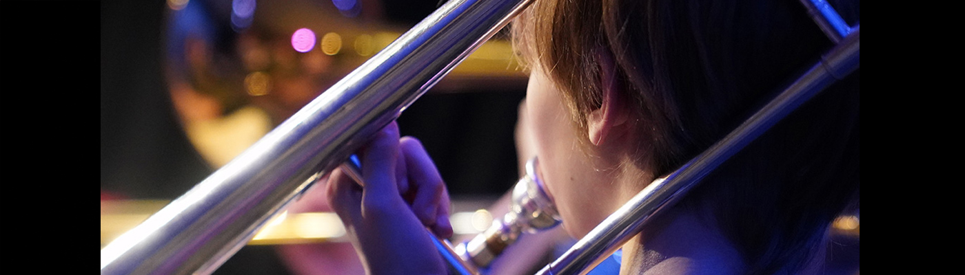 Barn som spelar trumpet