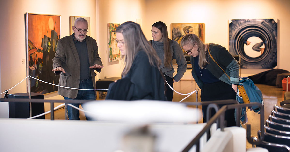 personer kollar på konst i konstmuseet